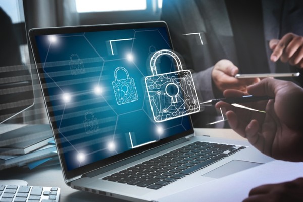 Hình ảnh minh họa người dùng chủ động bảo vệ tài khoản với biểu tượng khóa trên màn hình điện thoại và máy tính, nhấn mạnh trách nhiệm cá nhân trong bảo mật trực tuyến.