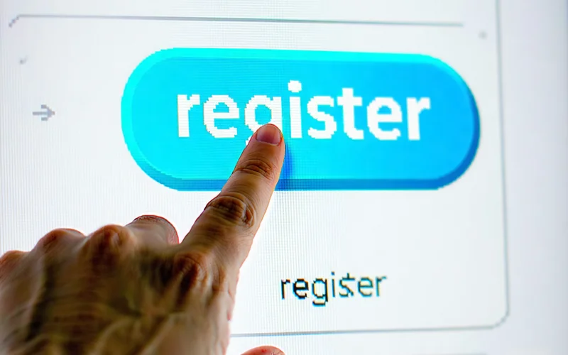 Hình ảnh một ngón tay đang chạm vào nút 'Đăng Ký' trên màn hình điện thoại, minh họa cho bước 2